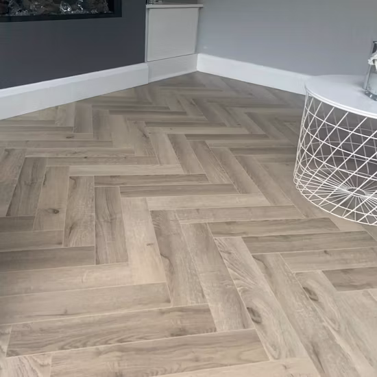Plancher en bois de chêne fumé d'ingénierie à chevrons stratifié antidérapant bon marché