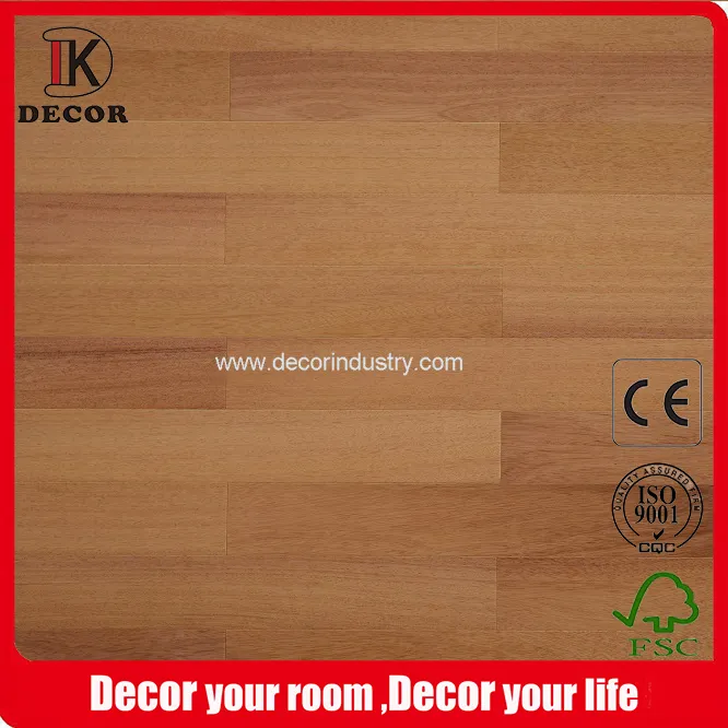 Parquet en teck avec traitement de surface brossé clair de couleur naturelle